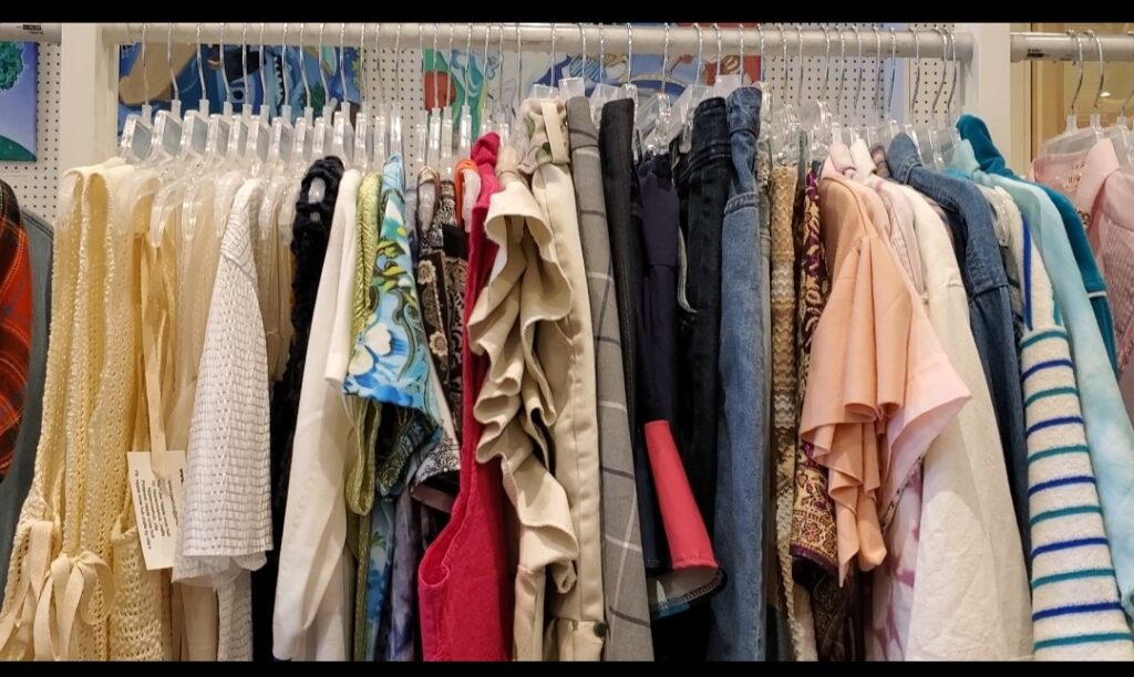 RESTOCK vlog TORONTO vibes & summer UPDATES Join me on my working day